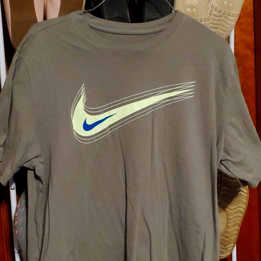 Men's Medium Nike Tee Shirt